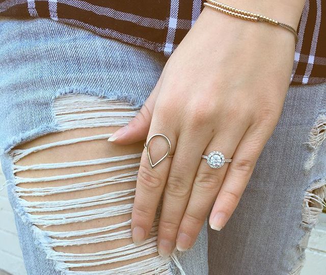 PERFECT PAIRING || Denim . Plaid . Delicate Everyday Essentials #alexisjewelry #finejewelry #madeinla #losangeles #jewelry #ootd #monday #mondaymotivation #style #fashion #denim #boyfriendjeans #plaid #diamonds #gold #rosegold #rings #bracelets