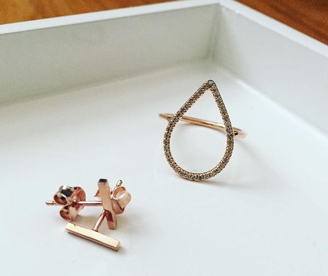 Rosy look to kick off the new week  #alexisjewelry #finejewelry #monday #freshstart #mondaymotivation #ootd #jewelry #style #accessorize #rosegold #earrings #ring #diamonds #dewdrop #madeinla #losangeles