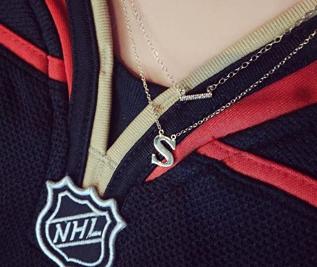 Accessorizing even the sportiest of looks. Who's your favorite team?  #alexisjewelry #finejewelry #goducks #nhl #style #ootd #sporty #hockey #jewelry #yellowgold #diamonds #necklaces #madeinla #losangeles