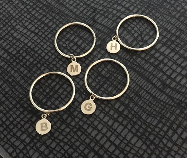 Customizable initial charm rings… Yes please! #alexisjewelry #finejewelry #style #initial #charm #ring #yellowgold #customize #customizable #jewelry #madeinla #losangeles